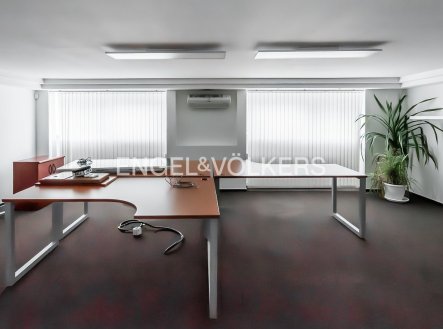 Pronájem kanceláře, 700 m²