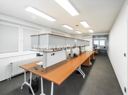 Pronájem kanceláře, 700 m²