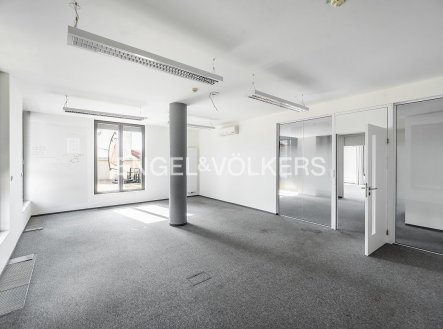 Pronájem kanceláře, 417 m²