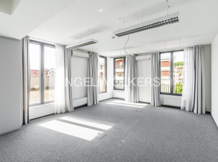 Pronájem kanceláře, 417 m²