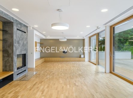 Pronájem domu/vily, 523 m²