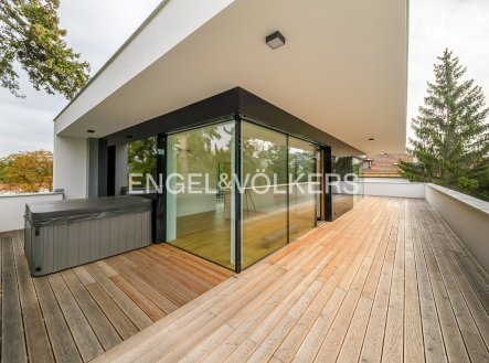 Pronájem domu/vily, 523 m²