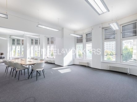 Pronájem kanceláře, 282 m²