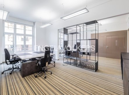 Pronájem kanceláře, 282 m²
