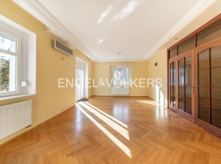 Pronájem domu/vily, 560 m²