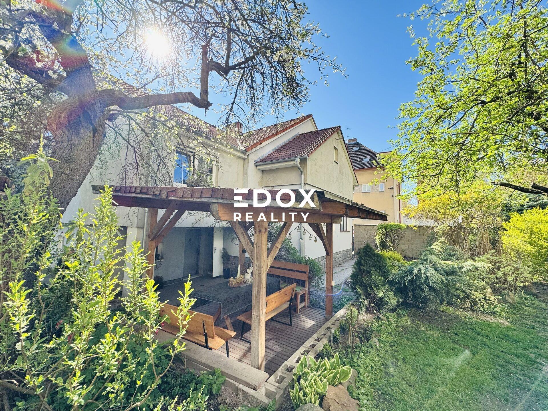 Prodej dvougeneračního RD, 5kk a 2+1, 200m2, pozemek 403m2, ve velmi žádané lokalitě -Benešov.