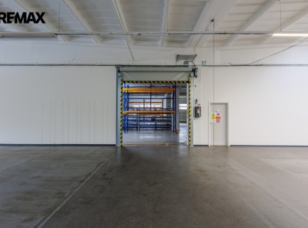 Pronájem výrobní prostory, 1 300 m²