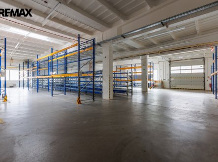 Pronájem výrobní prostory, 1 300 m²