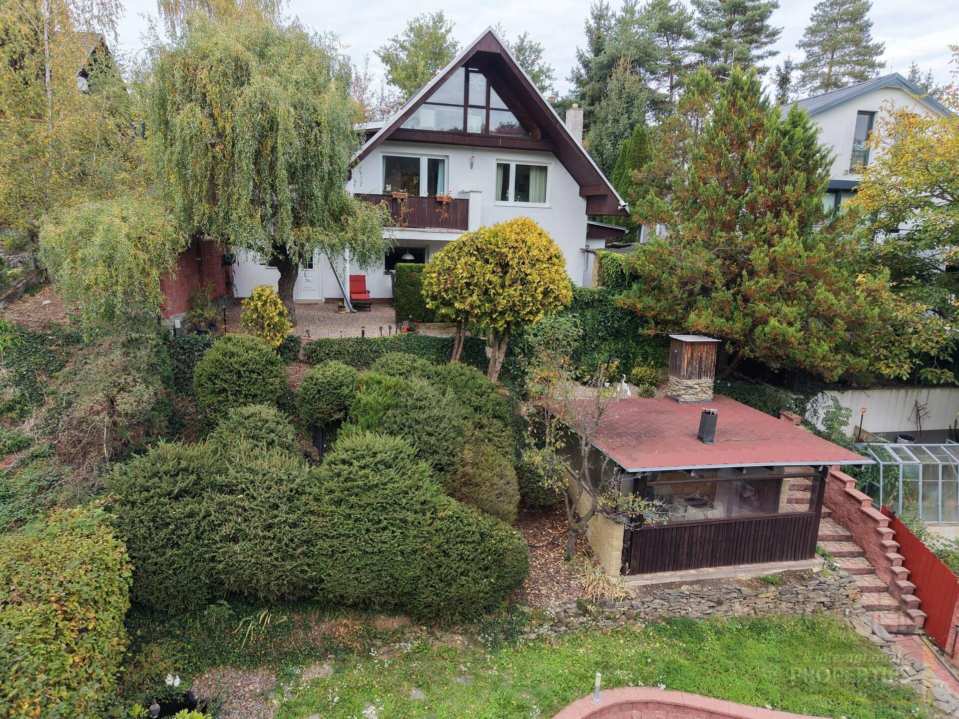 Rodinný dům 5+kk, terasa , bazén, zahrada , garáž , Nedvězí u Říčan