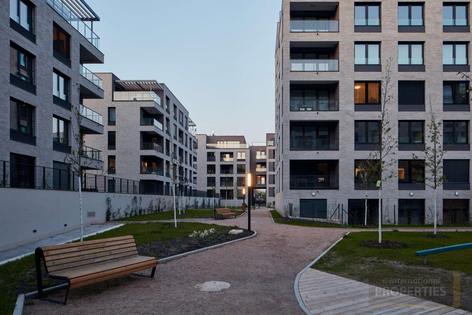Slunný nový byt 2+kk, terasa, rezidence Green Port, Strašnice