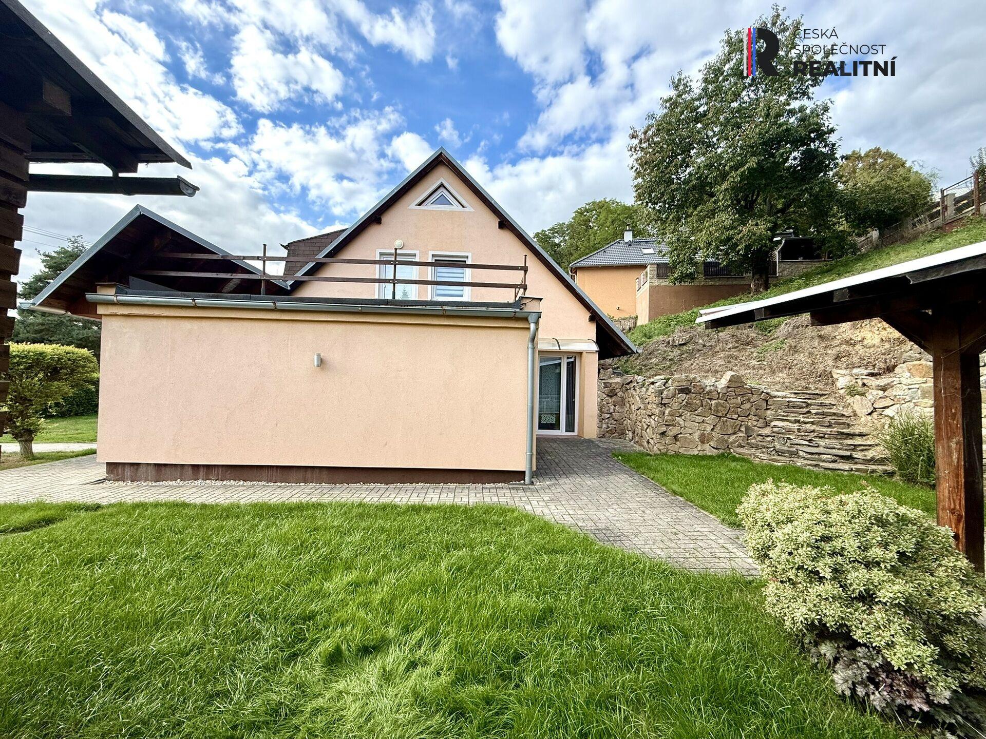 Rodinný dům se zahradou, terasou, pergolou i garáží v klidné části Kynšperku nad Ohří