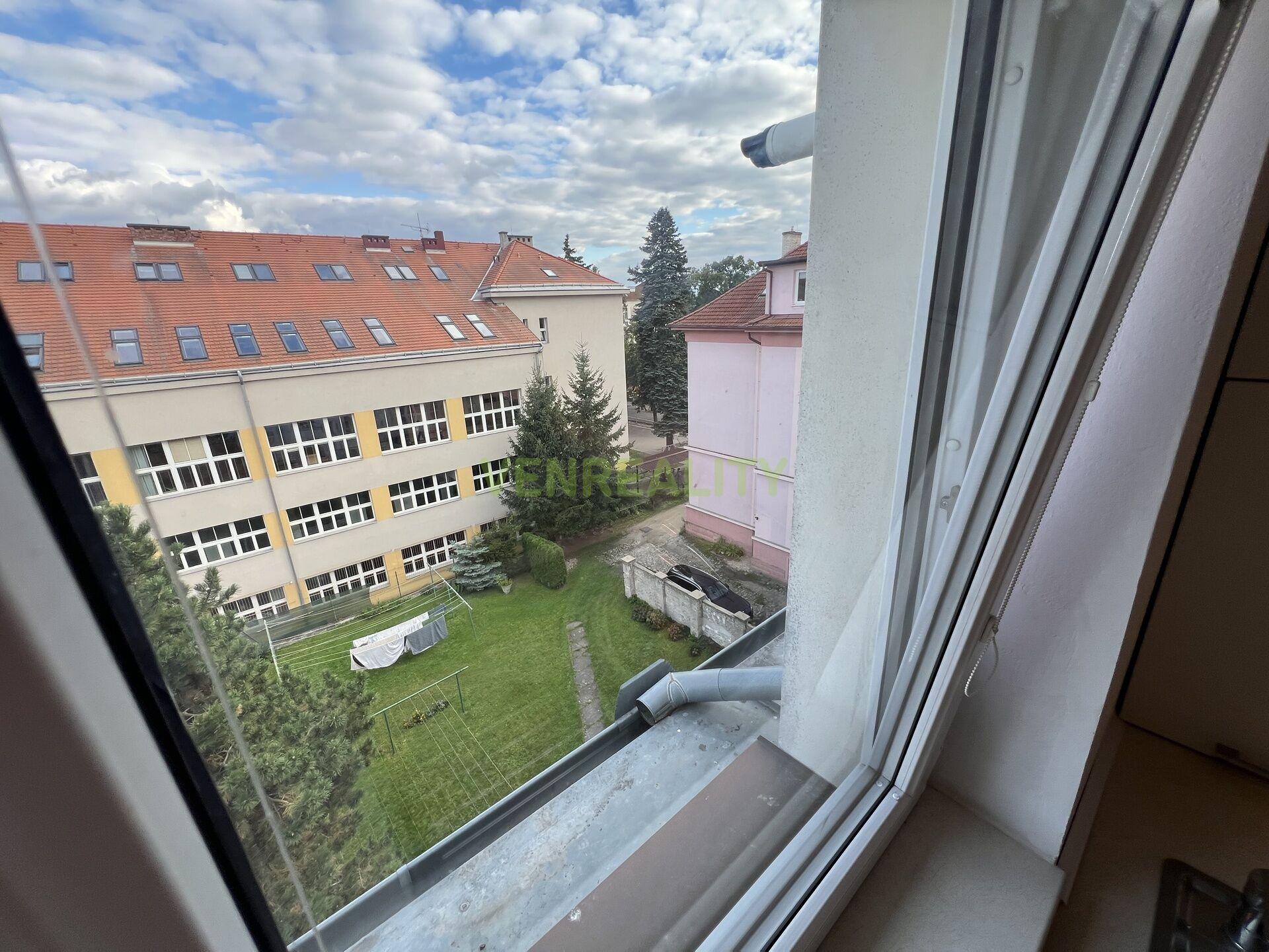 Exkluzivní mezonetový byt 2kk + pracovna k pronájmu v cihlovém domě, jen 3min. od lázeňské kolonády!