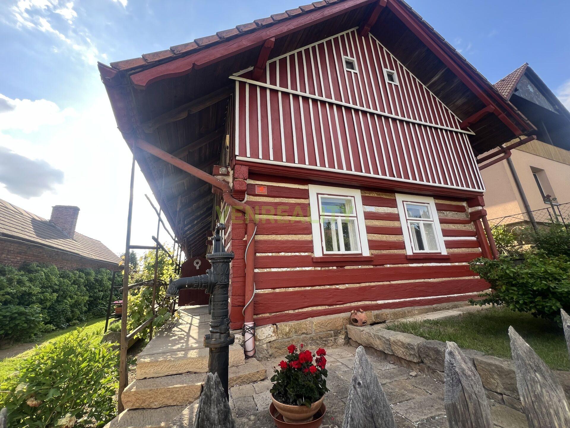 Kouzelná roubenka k trvalému bydlení i rekreaci na krásném místě, na Chlumě u Hořic, okr. Jičín.