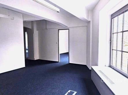 Pronájem kanceláře, 1 300 m²