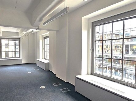 Pronájem kanceláře, 1 300 m²