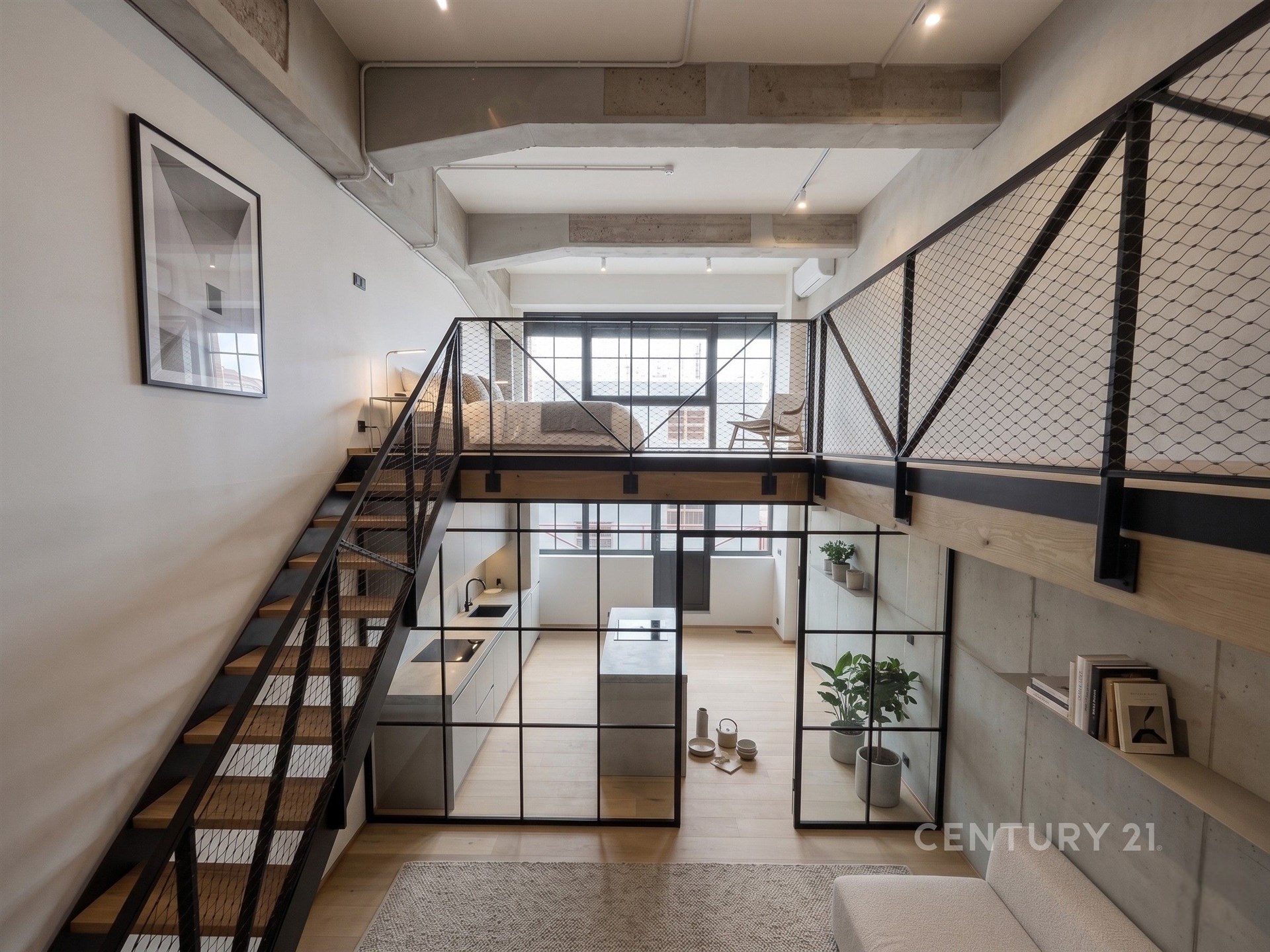Loftový obývací prostor s moderním designem, velká okna, skleněné příčky a parketová podlaha, industriální styl a světlé provedení.