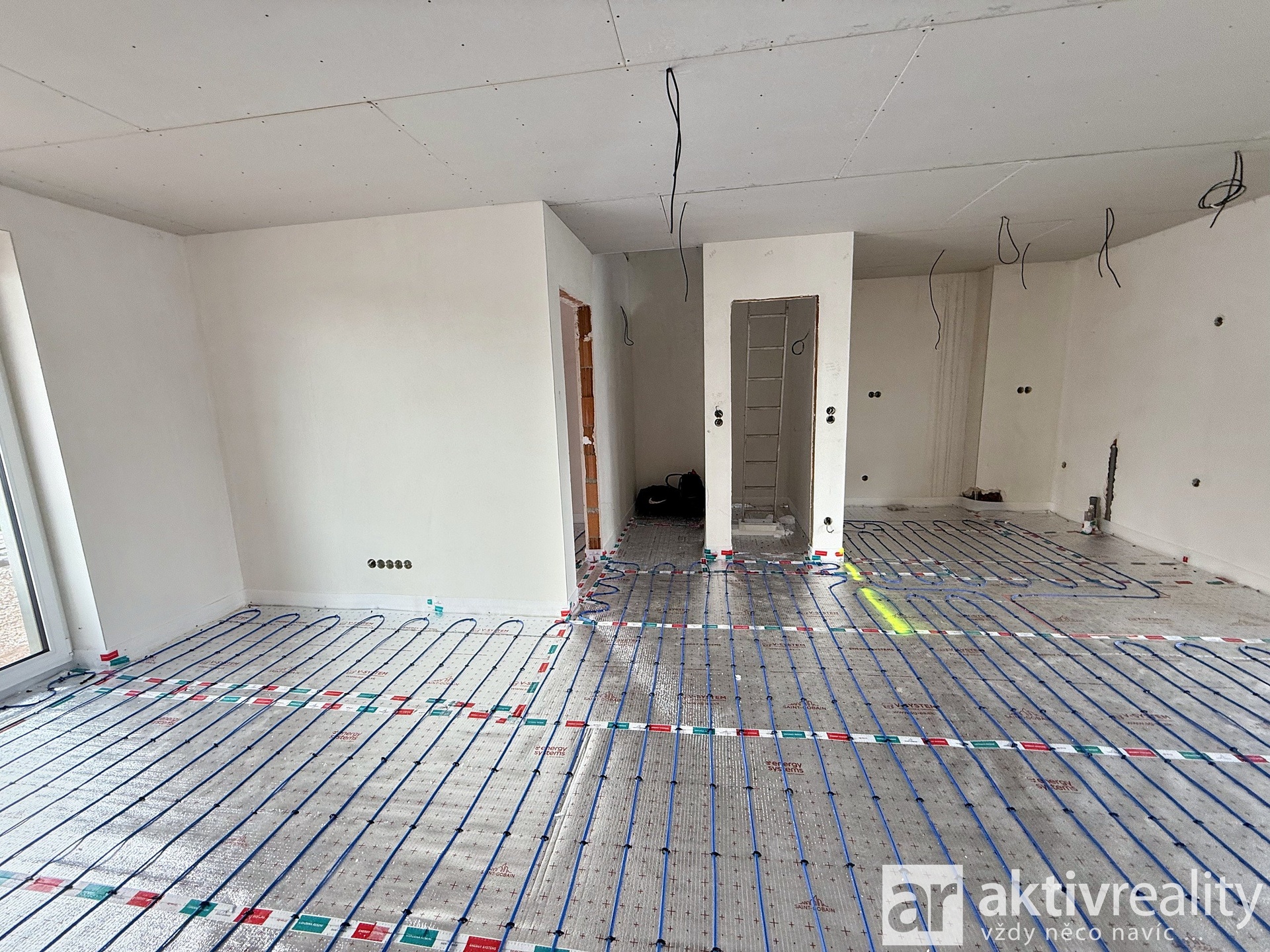 Obývací pokoj – pohled ke schodišti