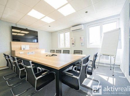 Pronájem kanceláře, 240 m²