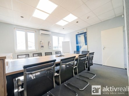 Pronájem kanceláře, 240 m²