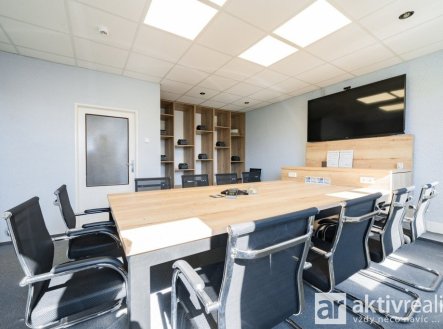 Pronájem kanceláře, 240 m²