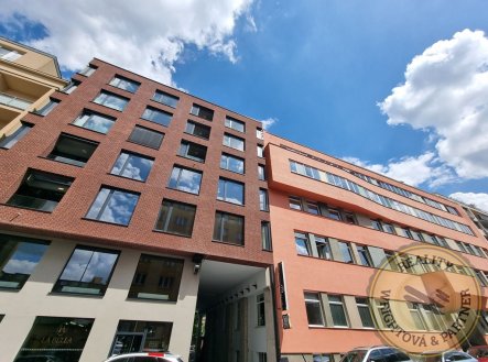 Pronájem kanceláře, 714 m²