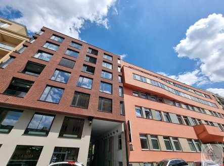 Pronájem kanceláře, 714 m²