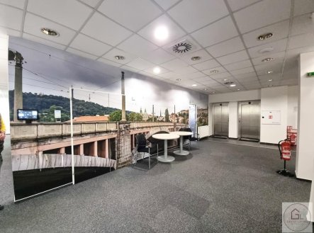 Pronájem kanceláře, 714 m²