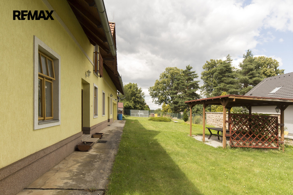 pohled na dům se zahradou