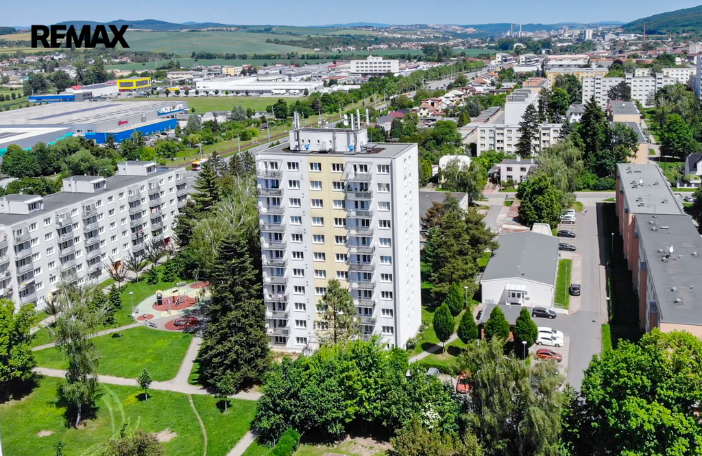 Byt se nachází v nejvyšším podlaží při pohledu na dům vpravo