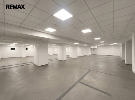 Pronájem obchodní prostory, 400 m²