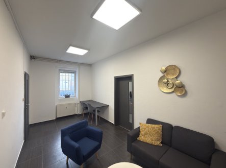 Pronájem kanceláře, 338 m²