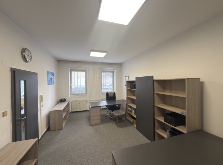 Pronájem kanceláře, 338 m²