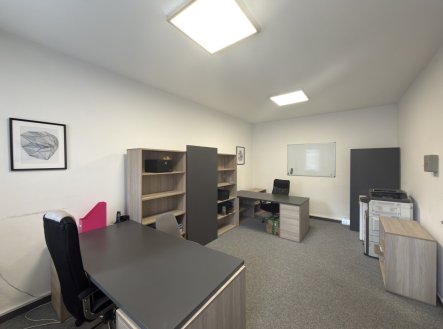 Pronájem kanceláře, 338 m²