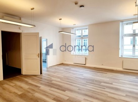Pronájem kanceláře, 310 m²