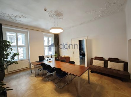 Pronájem kanceláře, 250 m²