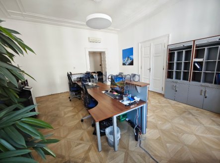 Pronájem kanceláře, 250 m²