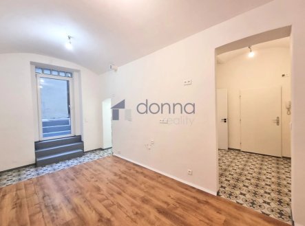 Pronájem obchodní prostory, 68 m²