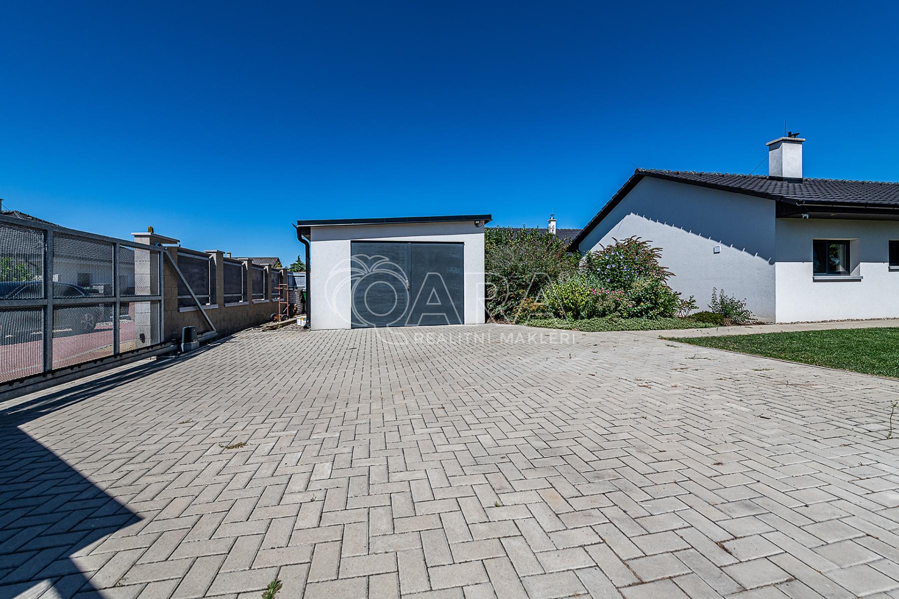 garáž 25 m2 a 3 parkovací stání