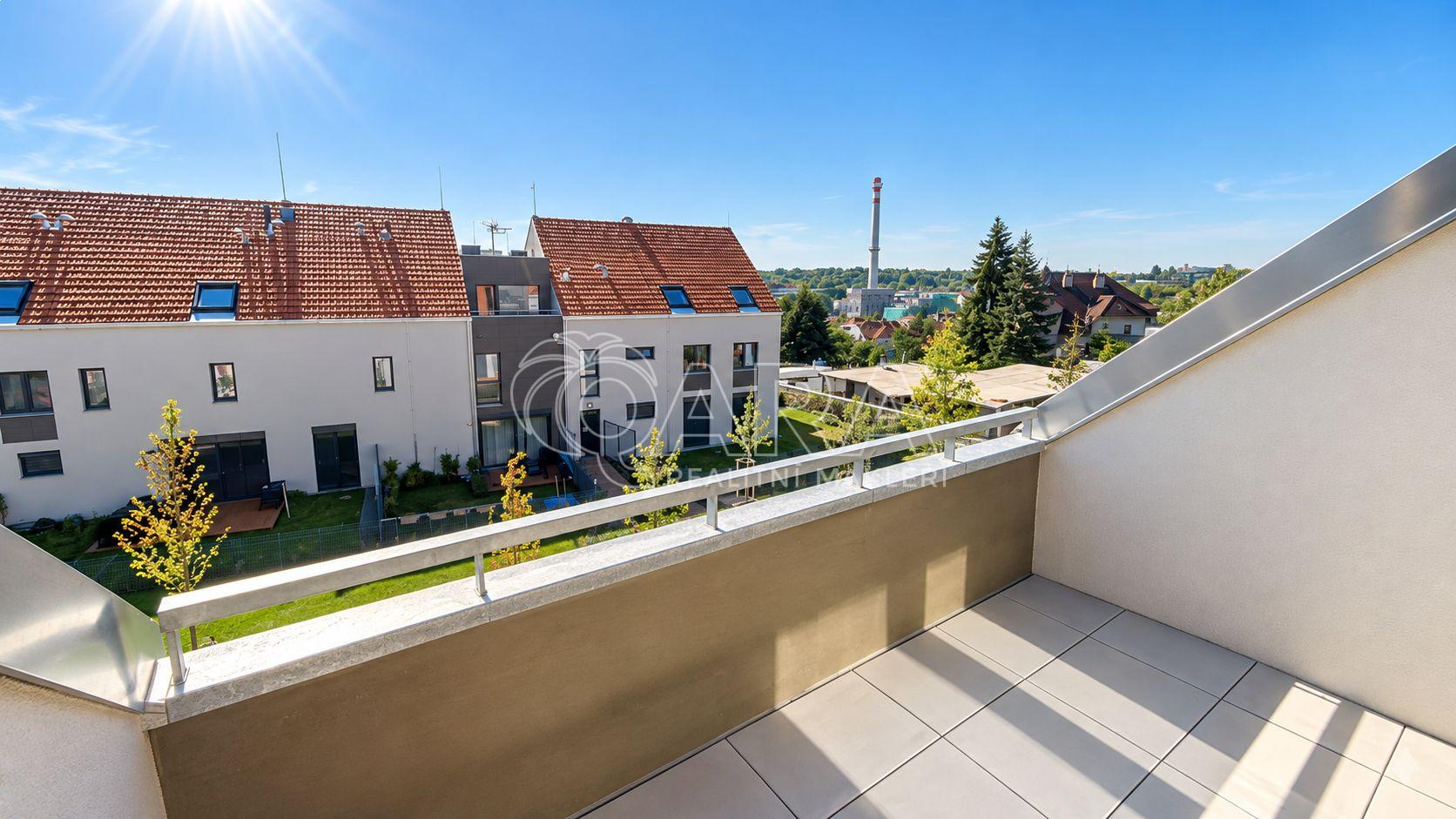 Moderní balkon s výhledem na rezidenční čtvrť