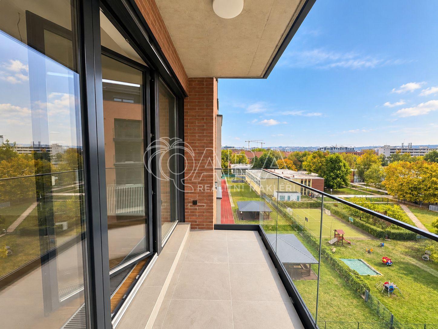 Moderní balkon s výhledem na park