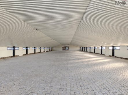 Pronájem skladu, 1 700 m²