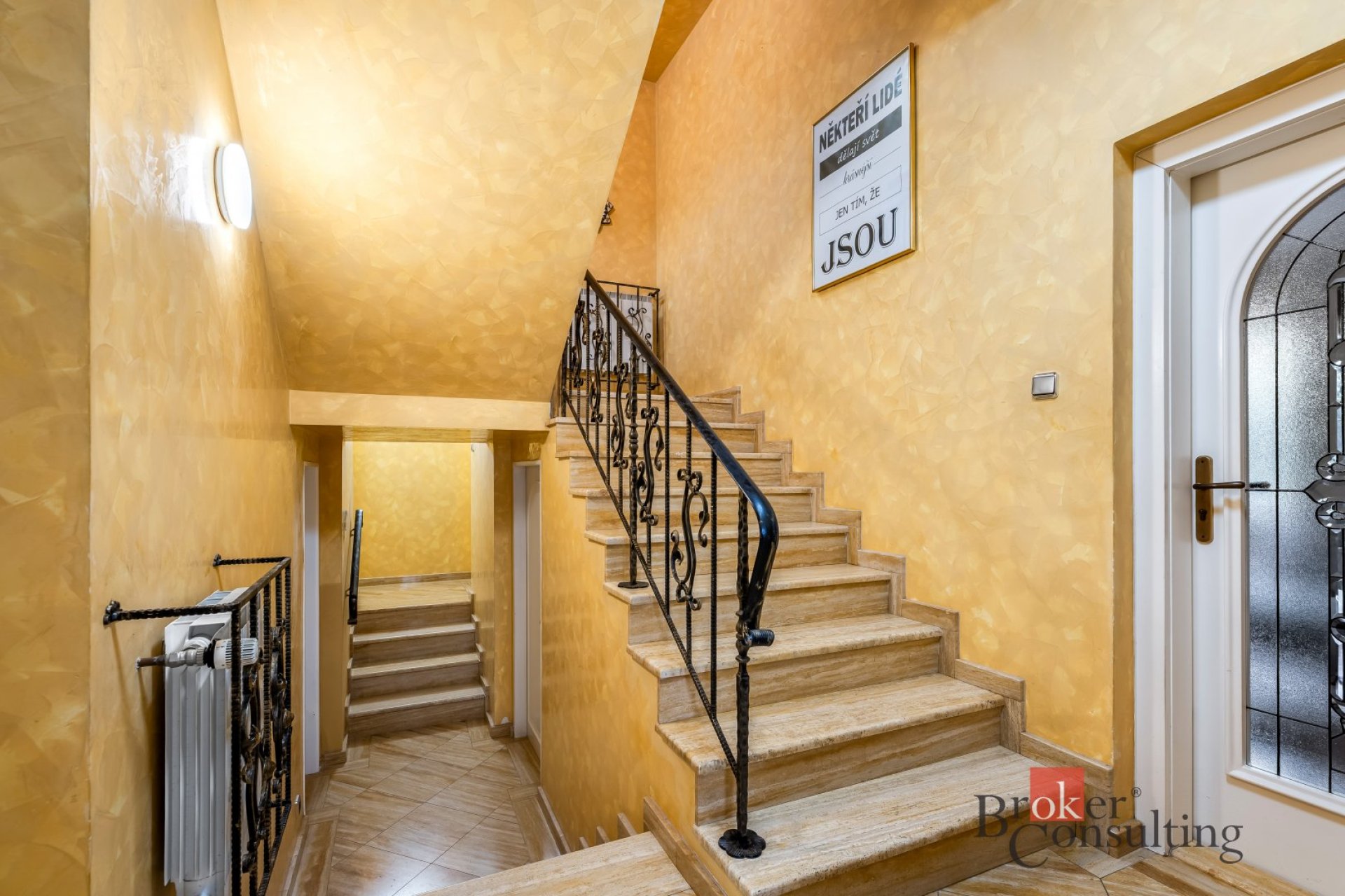 Prodej reprezentativní vily – Praha 4 Modřany, ul. Pancířova 287 m² užitné plochy, 3 podlaží, garáž 