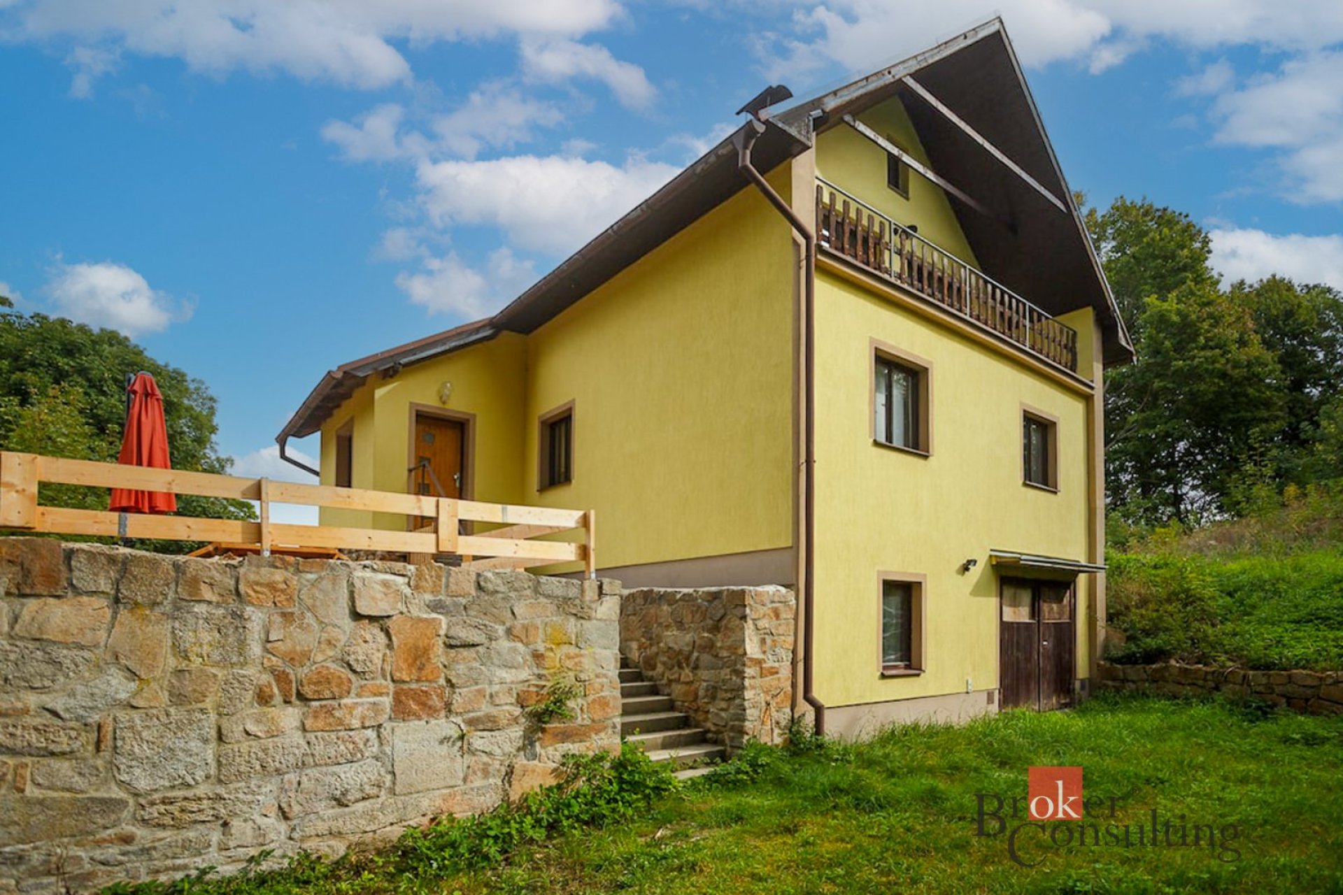 Rekreační dům po rekonstrukci s velkou terasou, garáží a potenciálem další jednotky