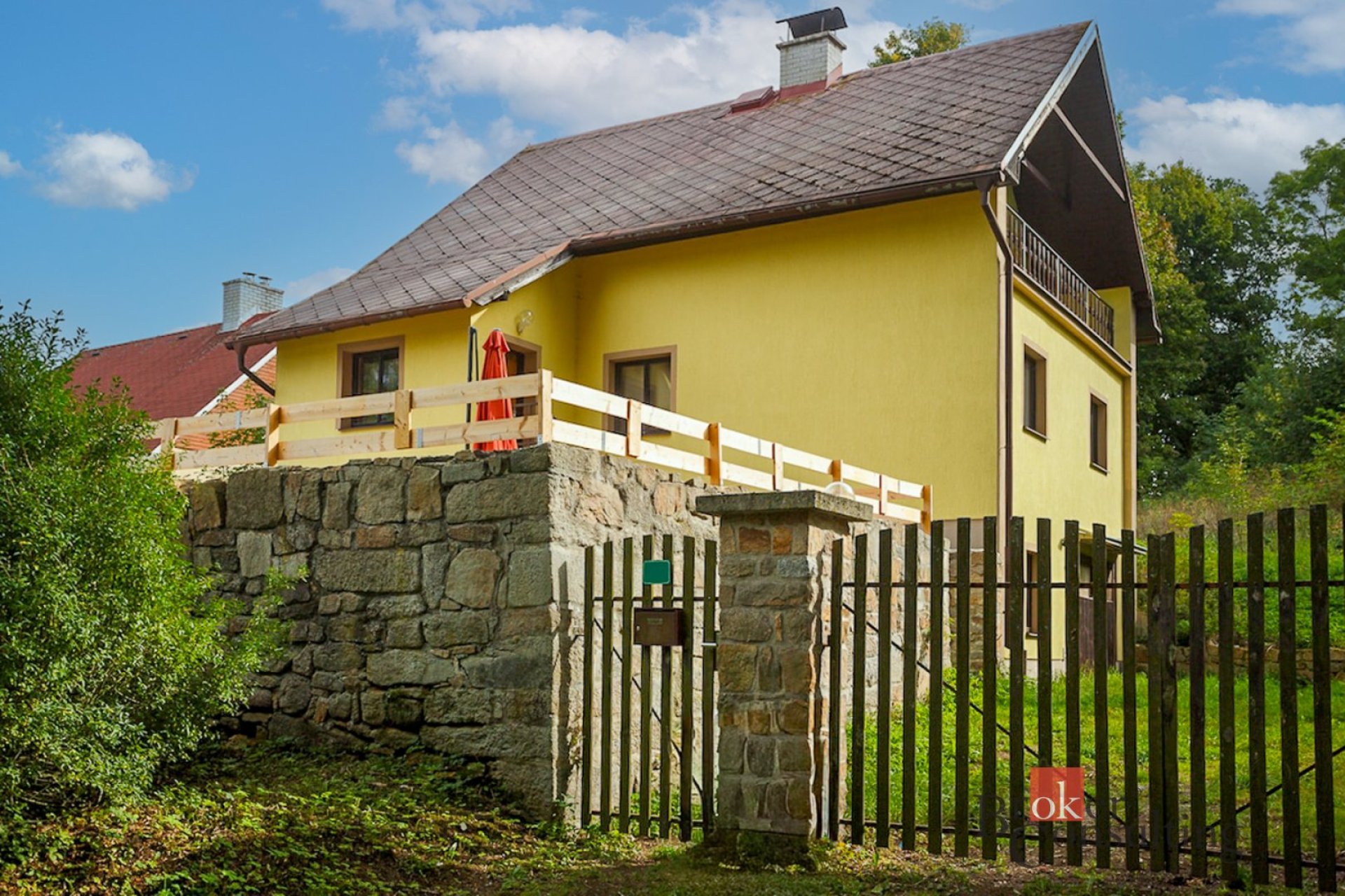 Rekreační dům po rekonstrukci s velkou terasou, garáží a potenciálem další jednotky