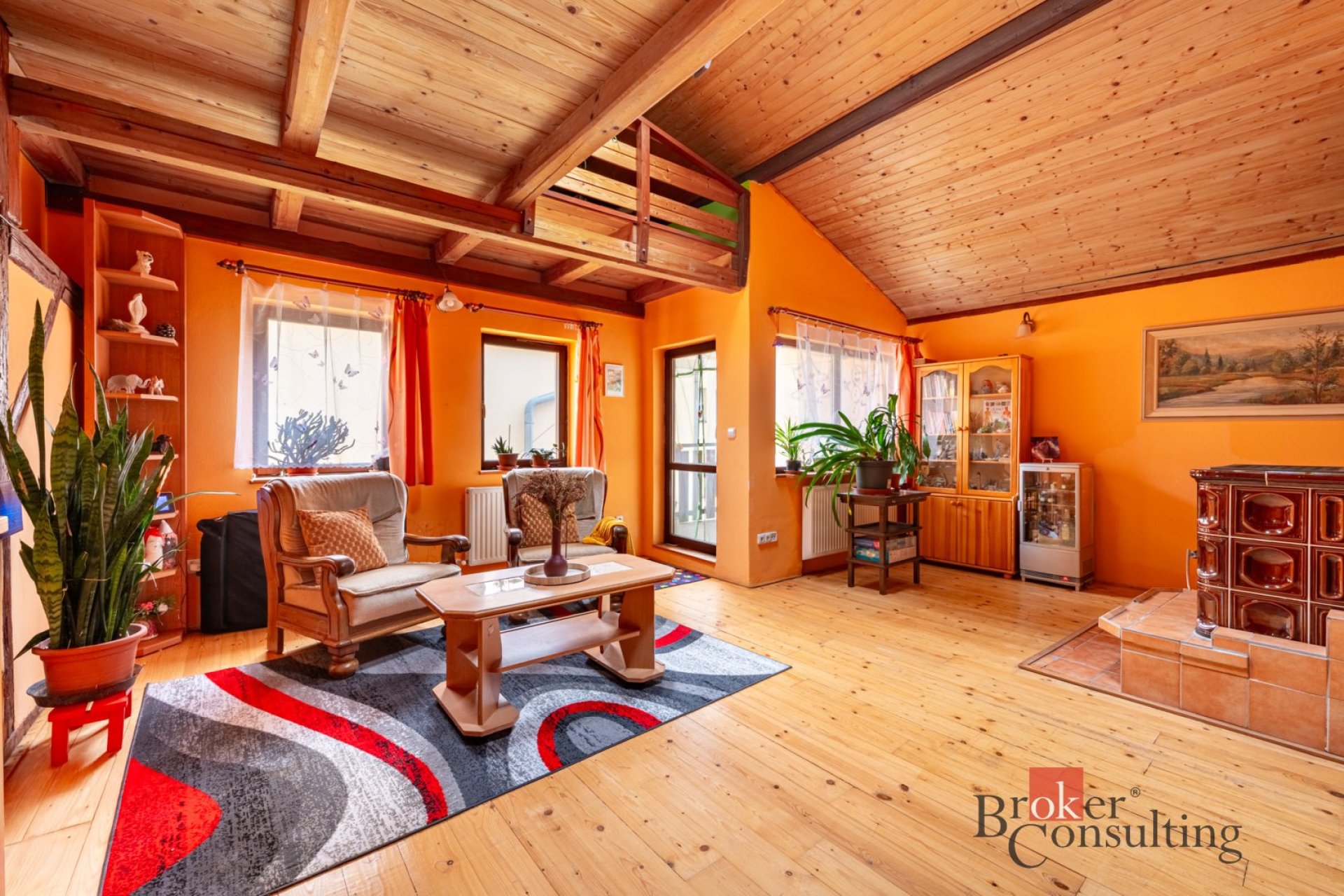 Prostorný atypický byt 3+1, 95 m² s lodžií, krbem a atriem