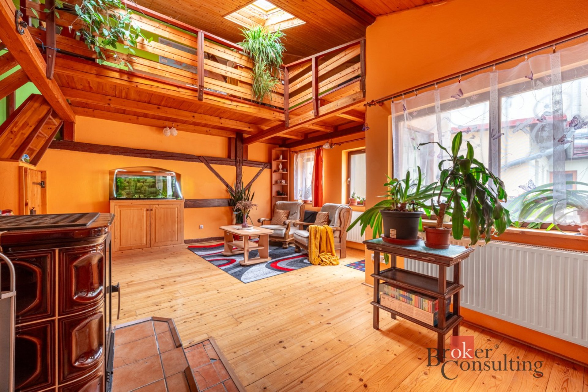 Prostorný atypický byt 3+1, 95 m² s lodžií, krbem a atriem
