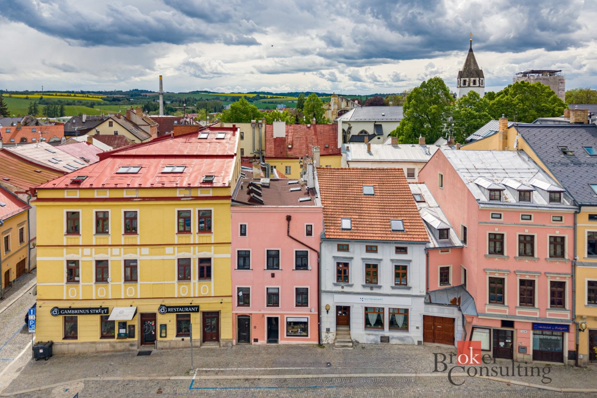 Prostorný atypický byt 3+1, 95 m² s lodžií, krbem a atriem