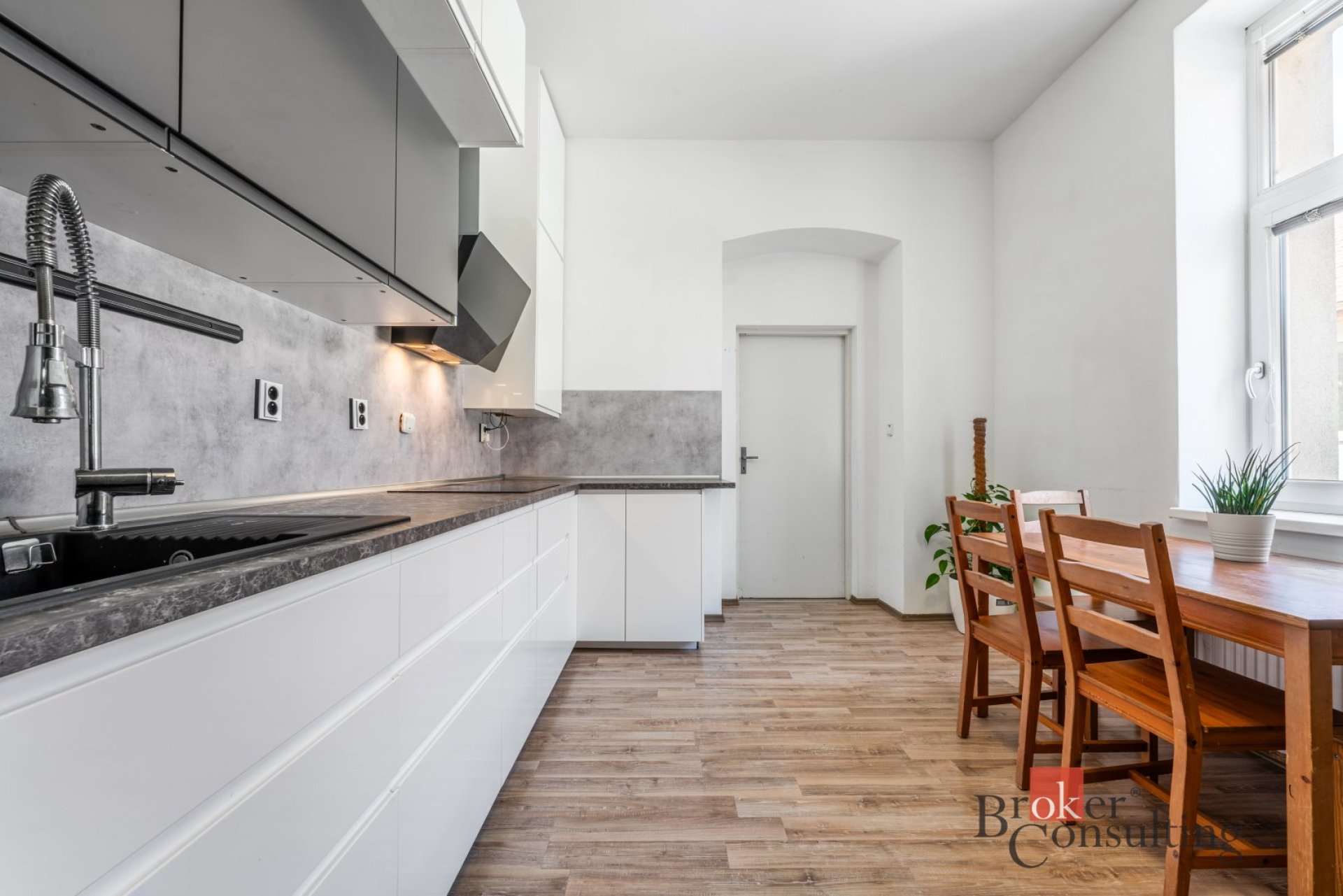 Prodej bytu 3+1, 68 m² + 2 sklepy, klidný vnitroblok, Brno – Dornych.