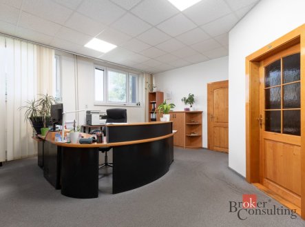 Pronájem komerčního objektu, administrativní budova, 1 096 m²