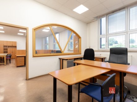 Pronájem komerčního objektu, administrativní budova, 1 096 m²